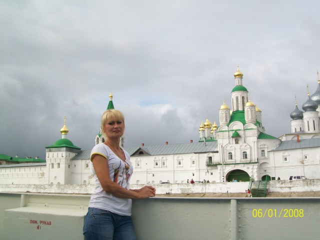 Нам улыбалось солнце у стен монастыря...
