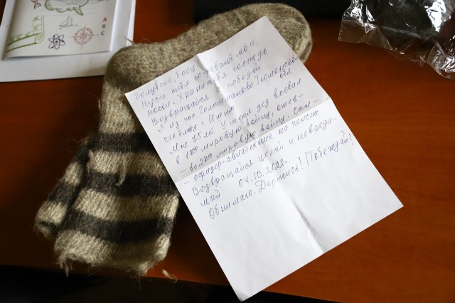 Мелькают спицы с пряжею в руках...